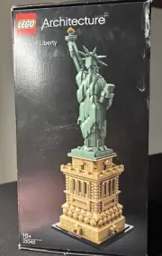 LEGO ARCHITECTURE: Statue of Liberty (21042) Never Used/ Damaged Box