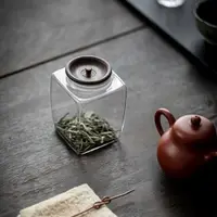 在飛比找ETMall東森購物網優惠-草木祠 方形玻璃茶葉罐儲存罐木蓋醒茶罐便攜式高檔透明小茶葉罐