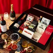 Penfolds Bin 389 & Moët Entertainer Hamper