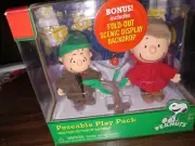 New PEANUTS Poseable Play Pack LINUS/CHARLIE BROWN Christmas w/Display Backdrop