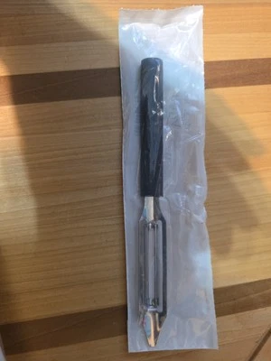 RADA CUTLERY W232 VEGETABLE VEGGIE PEELER SMALL BLACK HANDLE MADE IN USA