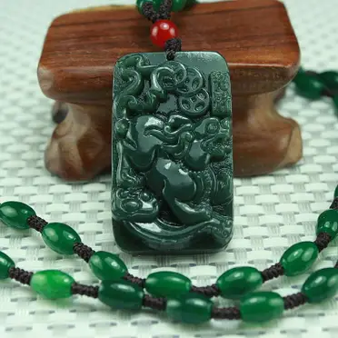 和田玉　青玉 和田玉-青白玉带翠籽料原石（50.7克） – 厚德载玉