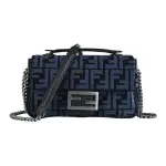 【FENDI 芬迪】FENDI BAGUETTE CHAIN金屬LOGO絨布翻蓋磁釦式斜背/肩背包(中/海軍藍)