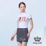 【KING GOLF】MOMO特談-女款筆刷感印花LOGO印圖涼感小立領上衣/高爾夫球衫(白色)