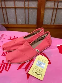 在飛比找Yahoo!奇摩拍賣優惠-「 全新 」 TOMS 女版休閒鞋 US8（粉色）44