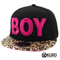 在飛比找蝦皮商城優惠-KURO-SHOP黑色豹紋帽沿桃紅色繡線BOY電繡平板潮流帽