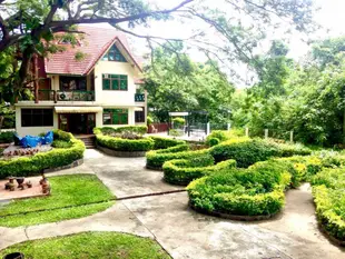 常青別墅和樹屋Evergreen Home with Treehouse