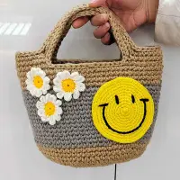 在飛比找Yahoo!奇摩拍賣優惠-日本笑臉包花朵黃色笑臉手工棉麻繩編織包青年休閑粗毛線手提包包