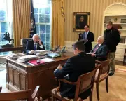 DONALD TRUMP ON PHONE WITH VLADIMIR PUTIN IN THE OVAL OFFICE 8X10 PHOTO (ZY-734)