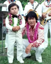 HERVÉ VILLECHAIZE AND DON HO IN "FANTASY ISLAND" - 8X10 PUBLICITY PHOTO (DD665)