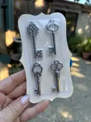 Craft Smart Decorative Metal Skeleton Keys 4 Silver Tone Antique Style Hanging