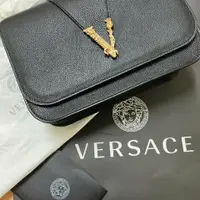 在飛比找PopChill優惠-[二手] 極新 VERSACE 凡賽斯 真皮肩背包 台灣專櫃