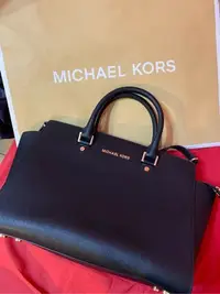 在飛比找Yahoo!奇摩拍賣優惠-MICHAEL KORS 經典SELMA 金字 防刮牛皮手提