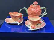 Sorelle 3D ROSES Fine Porcelain Tea Set Teapot 2 Cups & Saucers Spoons