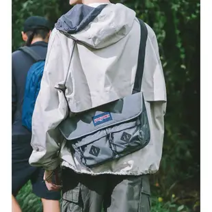 jansport  大容量 輕量 防潑水 黑色 郵差包（大款