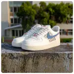 NIKE AIR FORCE 1 DENIM 編織 牛仔 藍粉 小香風 FJ7740-141