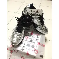 在飛比找蝦皮購物優惠-KRUZIN 休閒鞋 銀黑色US9 / 27cm