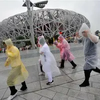 在飛比找樂天市場購物網優惠-拋棄式 輕便雨衣 (顏色隨機) A1392 拋棄式雨衣