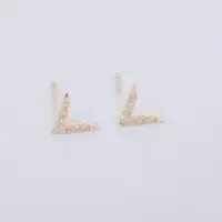 在飛比找momo購物網優惠-【Kelly”s】10K黃金 20分鑽石V型耳環(鑽石耳環 