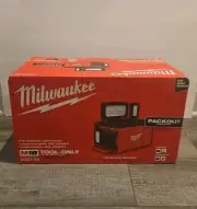 MILWAUKEE 2357-20 M18™ PACKOUT™ Light/Charger