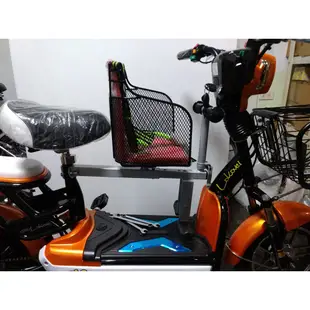 電動腳踏車兒童座椅 裝好的樣子 威勝 AIMA愛瑪 EMA雲馬  安全座椅 電動自行車 瑞峰親子座椅