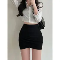 在飛比找ETMall東森購物網優惠-黑色短裙女春秋2024韓版半身裙高腰緊身包臀性感不規則褶皺一