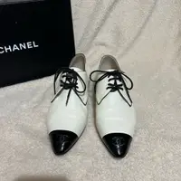 在飛比找PopChill優惠-[二手] Chanel 雙色綁帶低跟鞋38.5號