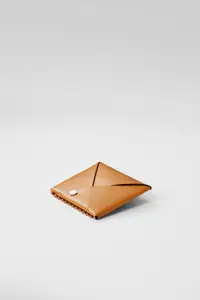 在飛比找樂天市場購物網優惠-Envelope 巧摺短夾 蜂蜜色 植鞣皮革卡片夾/零錢包