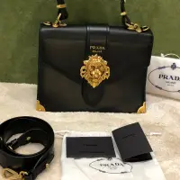 在飛比找蝦皮購物優惠-正品 真品 全新 Prada 小牛皮 限量 金屬獅子頭 側背