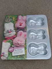 NWT Wilton Mini Bunnies Cake Pan makes 6 (5”x3.25”) bunnies