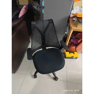 現貨自售 黑色 人體工學椅子 -Herman Miller SAYL Chair-把手伸縮款(全黑) 限淡水自取