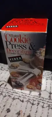 Decorating Set and cookie press vintage Pyrex