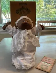 VINTAGE CABBAGE PATCH KID CATALOG With BOX AFRICAN AMERICAN 3873 Girl Signed