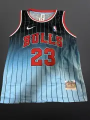 MICHAEL JORDAN CHICAGO BULLS NBA Jersey Mens #23 NBA AUTHENTICS SIZE Medium