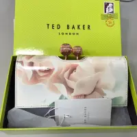 在飛比找蝦皮購物優惠-Ted Baker 玫瑰珠扣亮面真皮長夾