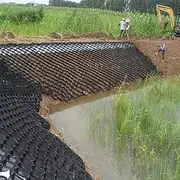 Foldable stabilisation grid for steep sloping driveways, geocell mesh grounded, thickness 2 to 4 inches, DIY cut, used for mountain protection and road construction, height 10