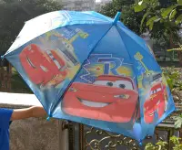 在飛比找Yahoo!奇摩拍賣優惠-【卡漫迷】 Cars 兒童 雨傘 藍底98 掛勾把手 按壓 
