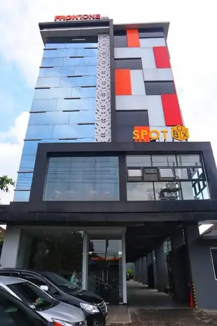 諫義里第一旅館Front One Inn Kediri