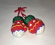 Figi 2002 Mini Mittens on a ribbon, Salt and Pepper Shakers Christmas, winter
