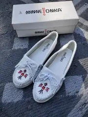 MINNIETONKA MOCCASINS WHITE SIZE 9 THUNDERBIRD