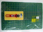 BIRCH SINGLE SIDE CUTTING MAT 30 X 45CM - BONUS ROTARY CUTTER 28MM