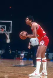Reggie Theus of the Chicago Bulls Basketball 1980 Photo 3
