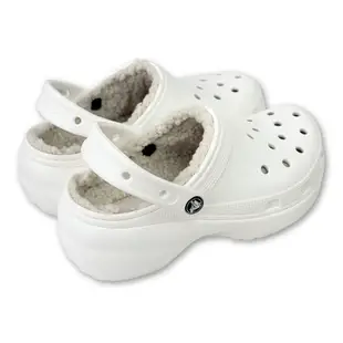 Crocs 卡駱馳 軟毛絨雲朵克駱格 女 白色 暖棉內裡 秋冬加絨保暖洞洞鞋 厚底涼鞋 鯨魚鞋 包頭防水拖鞋 輕量 增高 207938-100