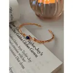 THE DESIGN OF THE VINTAGE AGATE BRACELET IS INGENIOUS, RETAI