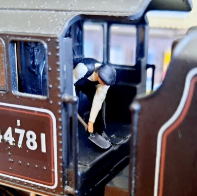 OO GAUGE STEAM ENGINE FIREMAN FIGURE PROFESSIONALLY HAND PAINTED IDEAL FOR TRAIN