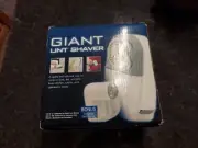 GIANT LINT SHAVER PLUS BONUS PERSONAL SHAVER NEW BATTERIES NOT INCLUDED