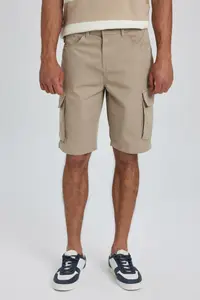 在飛比找ZALORA購物網優惠-Regular Fit Bermuda Shorts wit