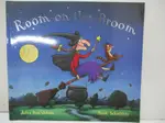 【書寶二手書T1／少年童書_I5D】ROOM ON THE BROOM_BY JULIA DONALDSON ; ILLUSTRATED BY AXEL SCHEFFLER