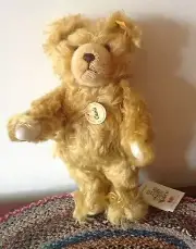 STEIFF "CLASSIC TEDDY BEAR" EAN 005206 GOLD CURLY MOHAIR BEAR, JOINTED 28 CM/11"