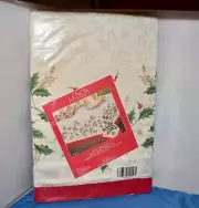Lenox Christmas Holiday Holly 60” X 84” Tablecloth & 4 Napkins Linen Set NEW ~S2